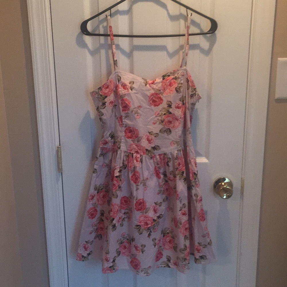 Super cute floral dress!